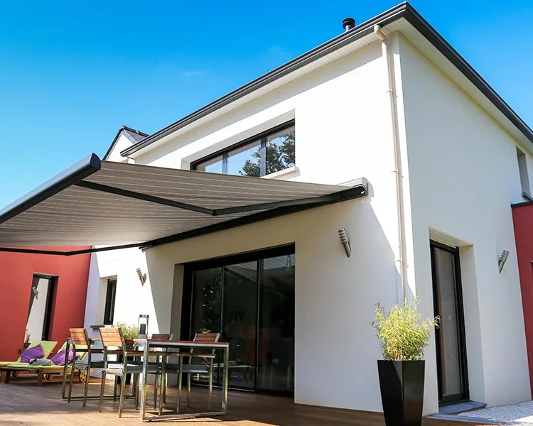 Store banne à coffre posé sur une villa à Aix-les-Milles