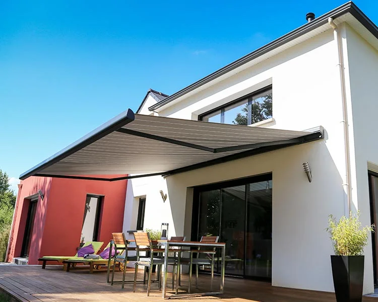 Store banne coffre anthracite déployé sur la terrasse d'une villa moderne aux Milles
