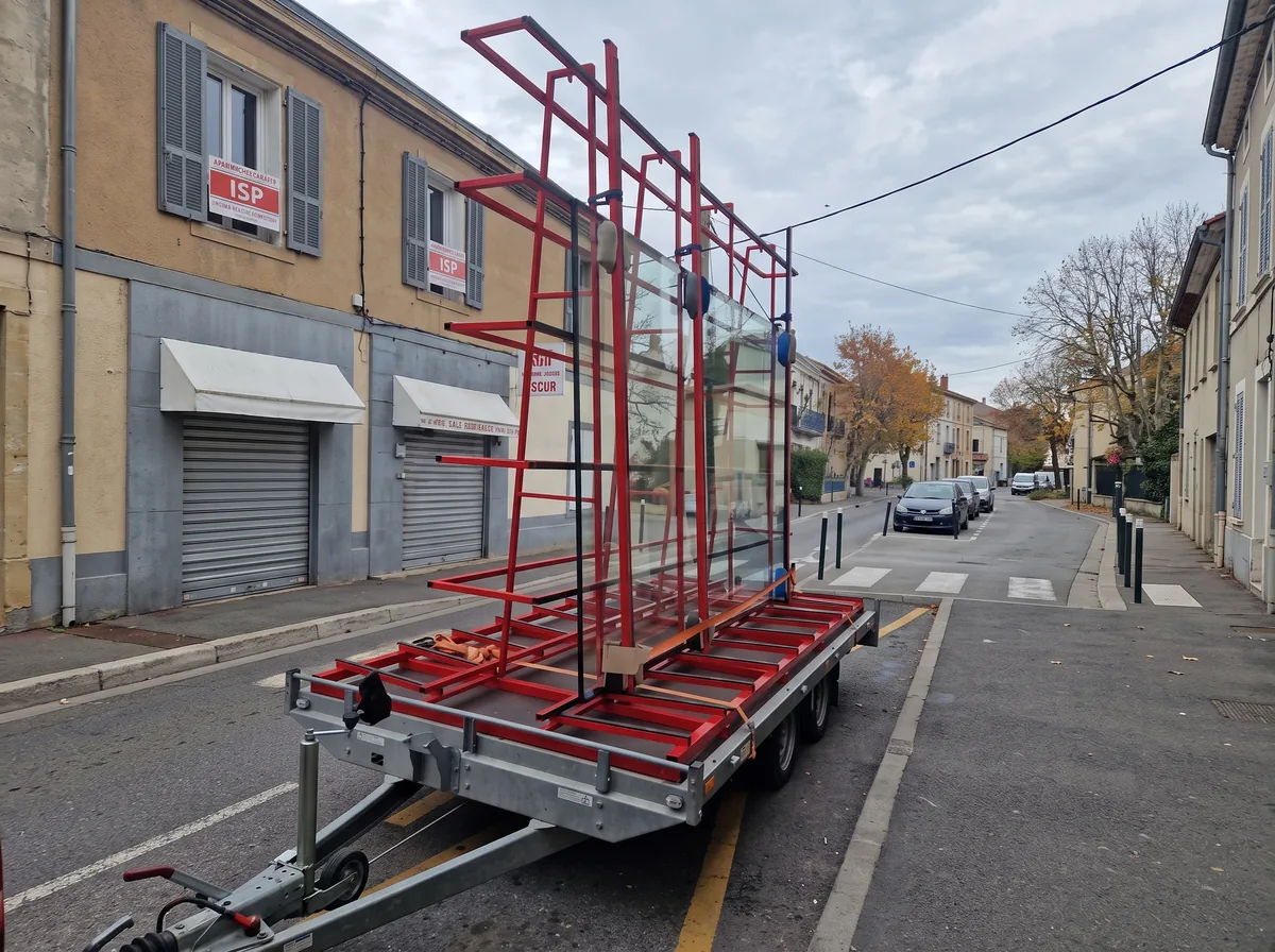 Remorque porte-verre chargée d’une vitrine sur mesure, dans une rue d’Aix-les-Milles