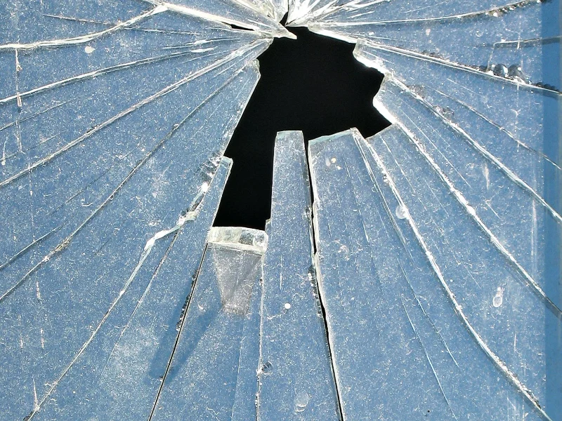 Trou laissé par un impact sur un verre ordinaire