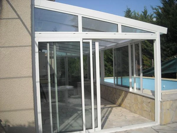 Véranda aluminium à toiture vitrée