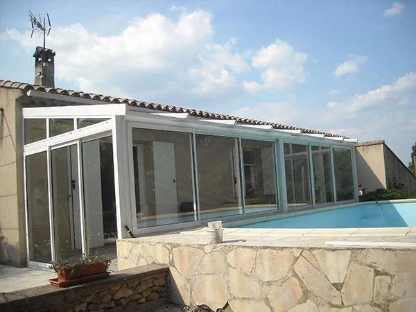 Véranda aluminium blanche en bord de piscine