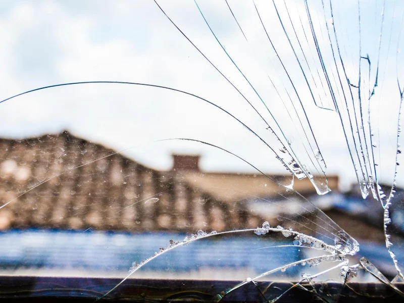 Verre feuilleté fissuré après un impact, resté en place