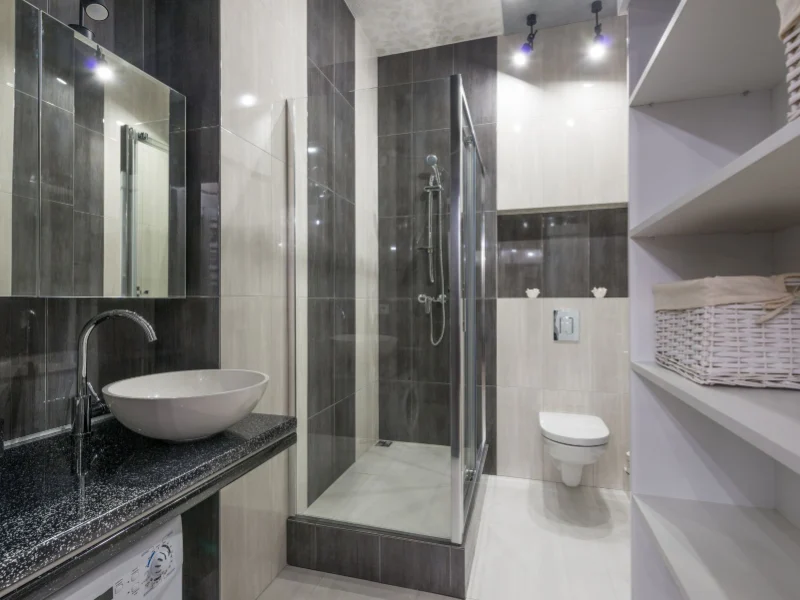 Verre posé dans une salle de bains