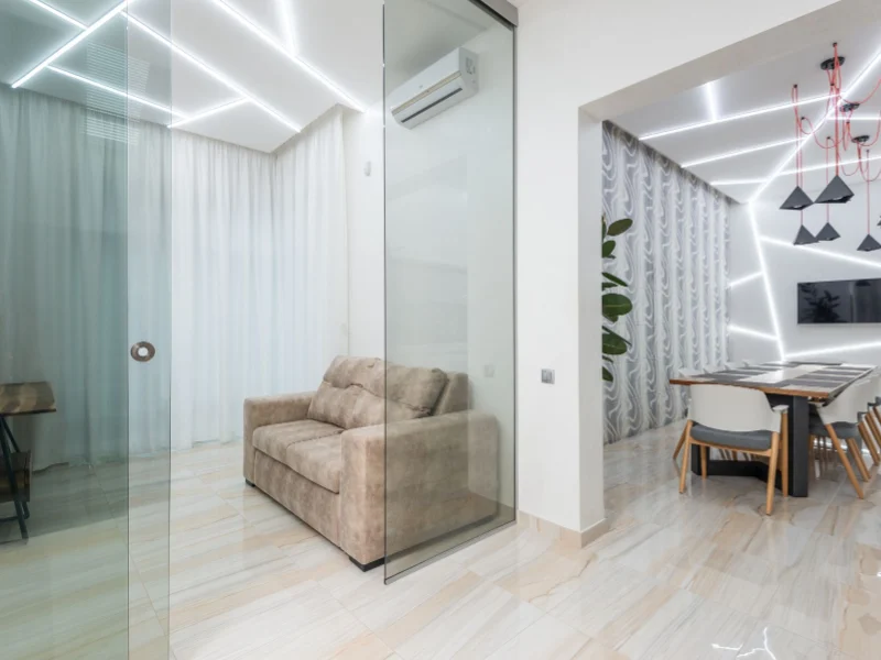 Verrière posée dans un appartement clair