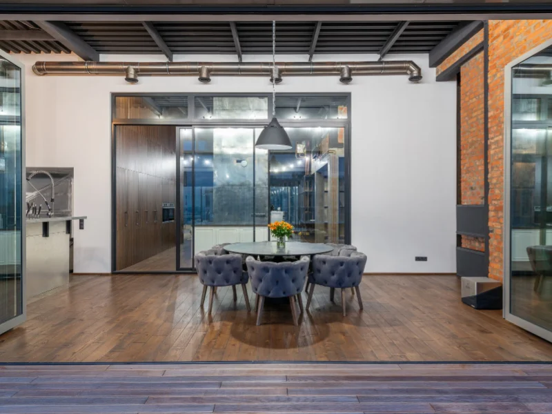 Verrière de grande hauteur posée dans un loft