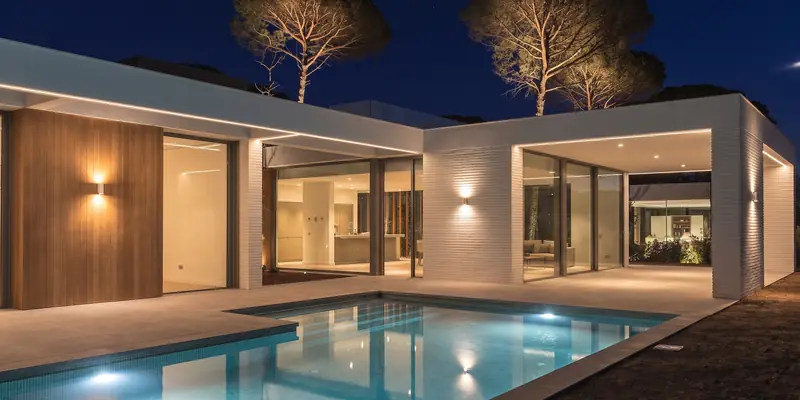 Villa ouverte sur une piscine par de grandes baies vitrées
