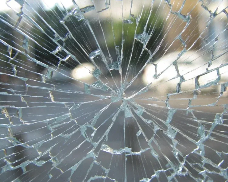 Vitre cassée avec un impact en étoile dans le verre