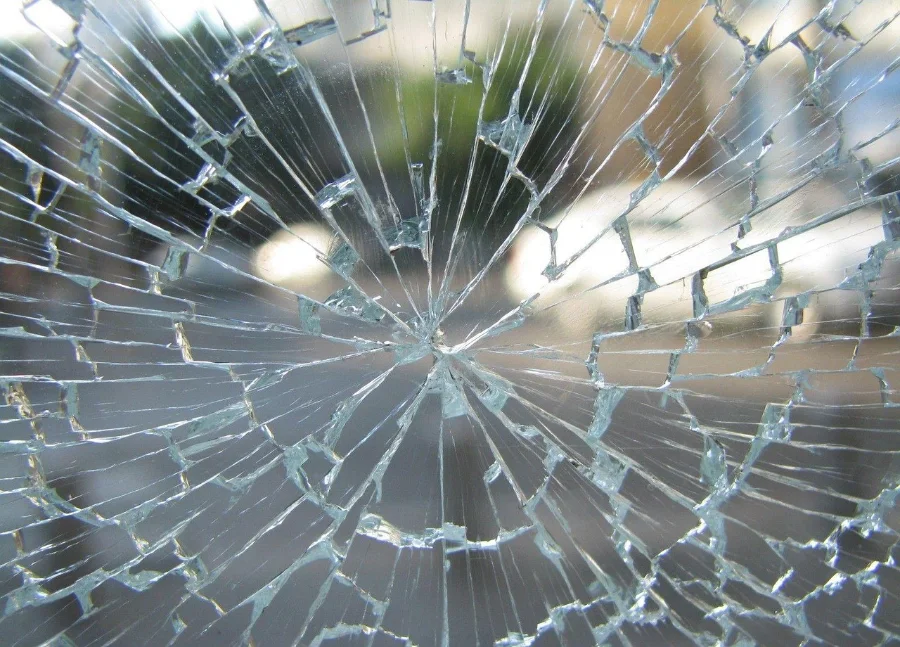 Vitre cassée en étoile autour d’un point d’impact