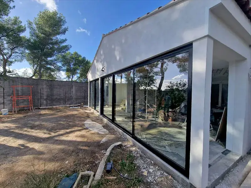 Pose d'un vitrage sur mesure par l'équipe Dossetto à Aix-en-Provence