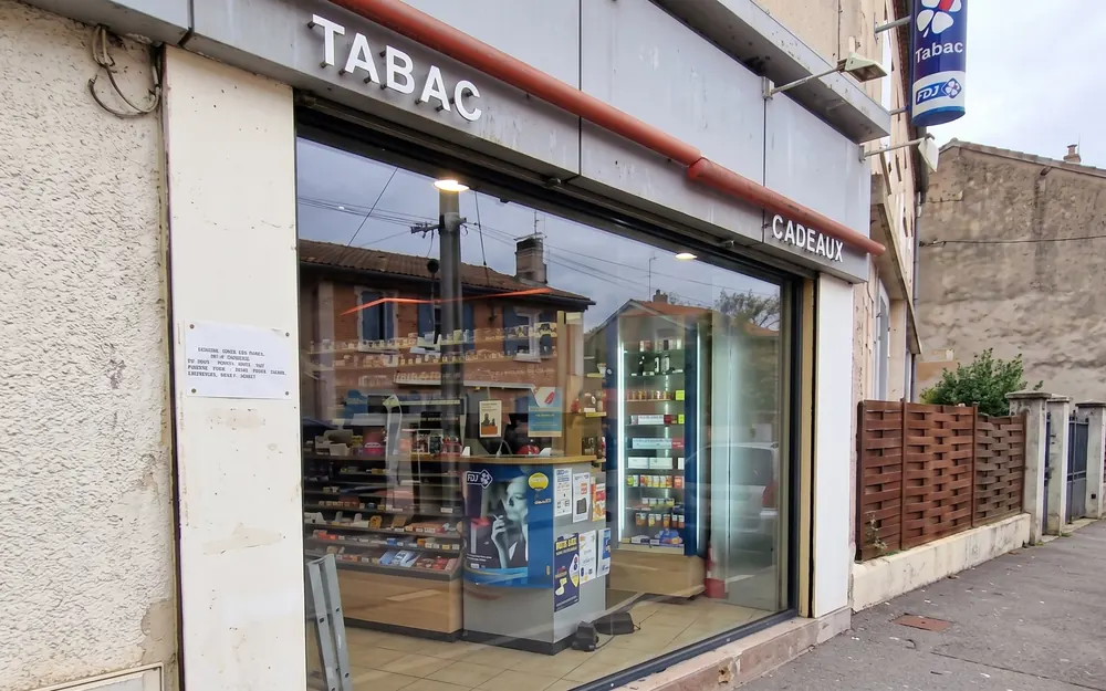Grande vitrine sur mesure posée sur la façade d'un bar-tabac près d'Aix-en-Provence