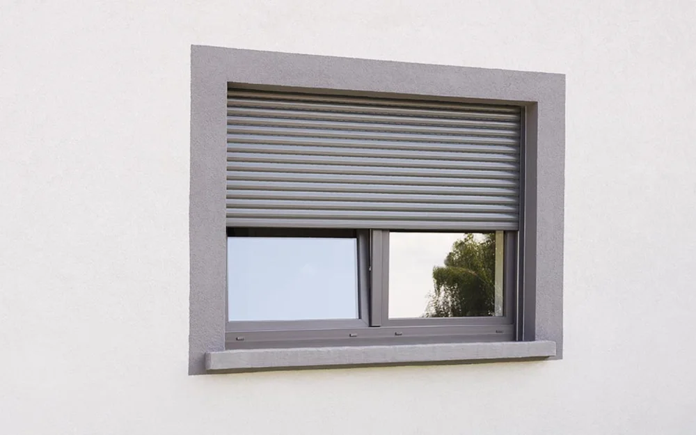 Volet roulant aluminium gris sur une fenêtre à Aix-les-Milles