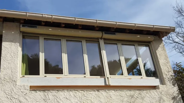 Volets roulants solaires installés sur les fenêtres d'une maison provençale