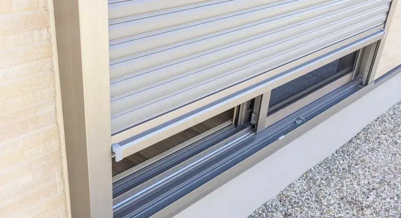 Volet roulant solaire posé en rénovation sur une fenêtre