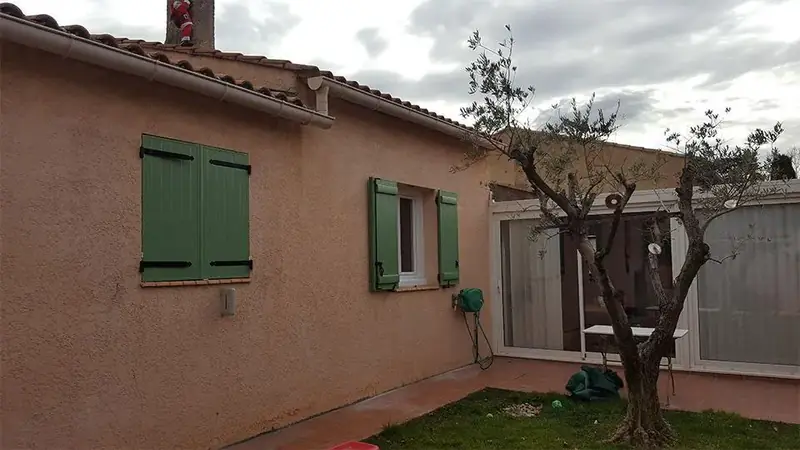 Volets battants verts sur une façade provençale
